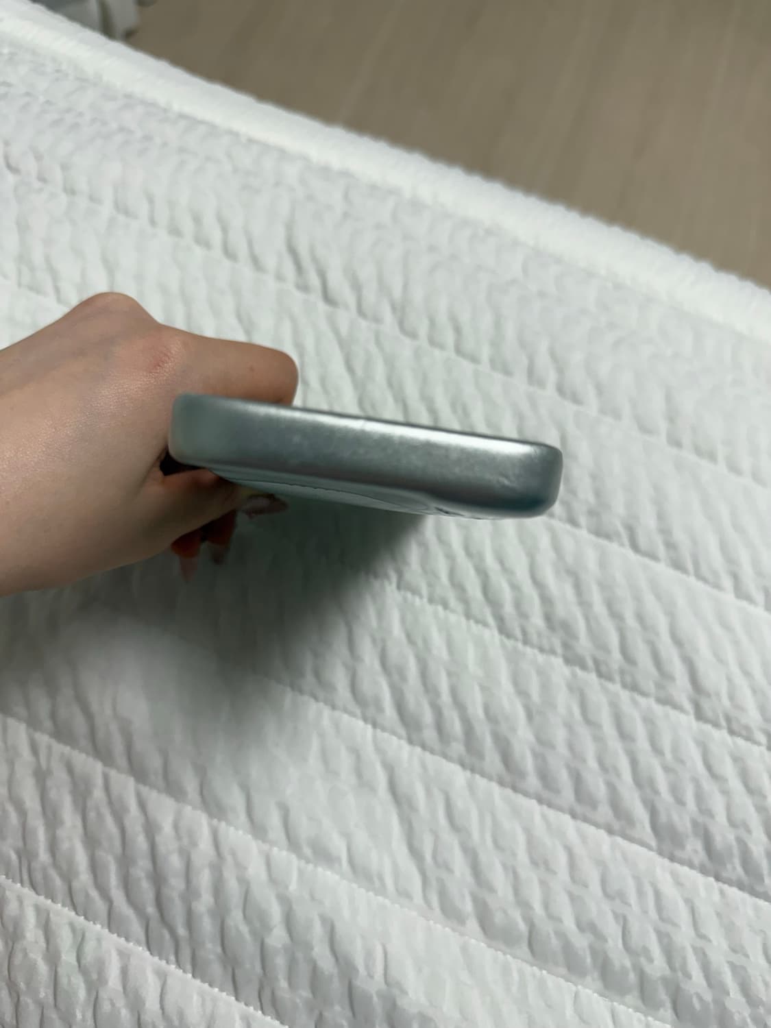 아이폰16프로 어반소피스티케이션 케이스 크롬 실버 상품이미지5