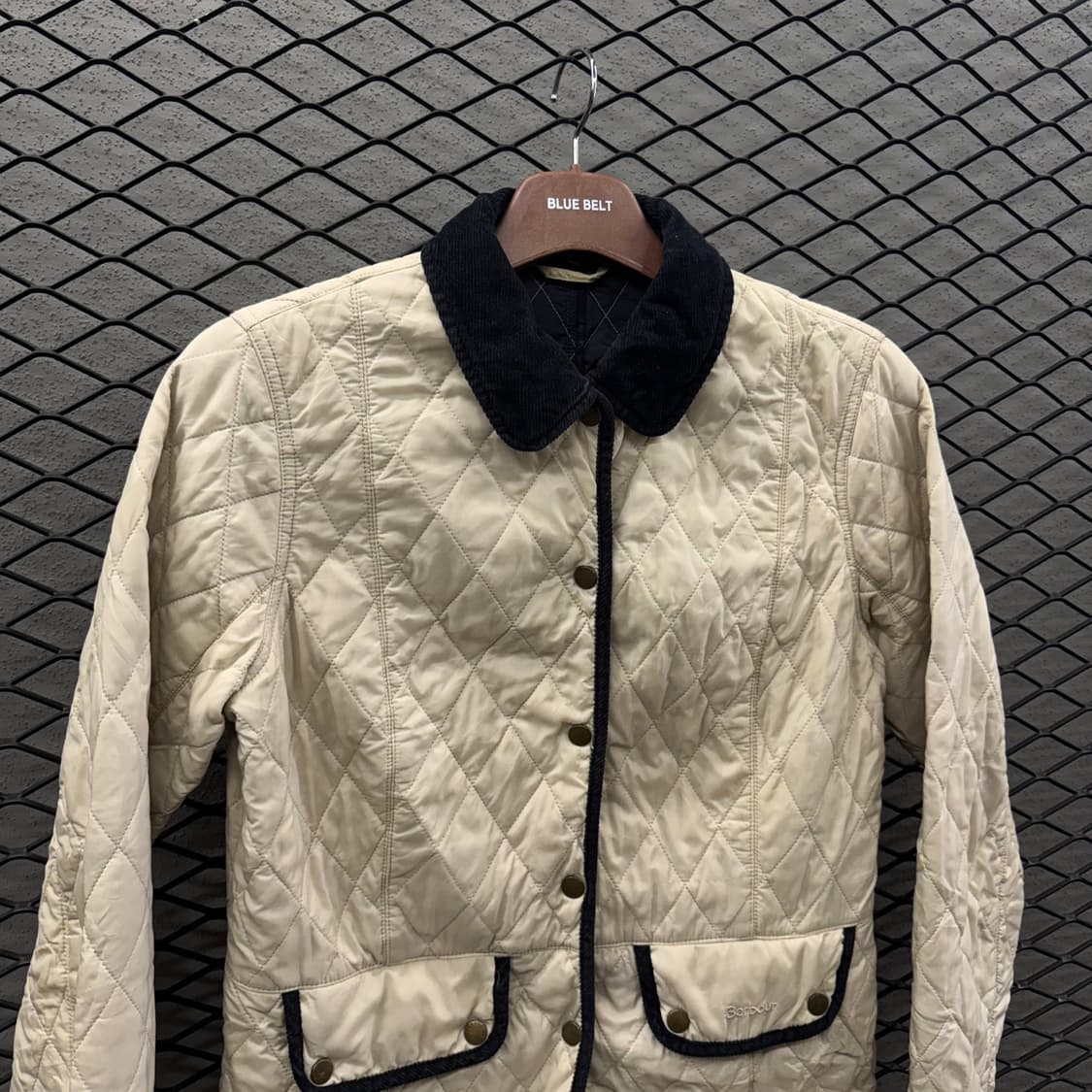 바버 코듀로이 카라 퀼팅자켓 기모안감 투포켓 금장단추 디테일 아이보리 상품이미지4