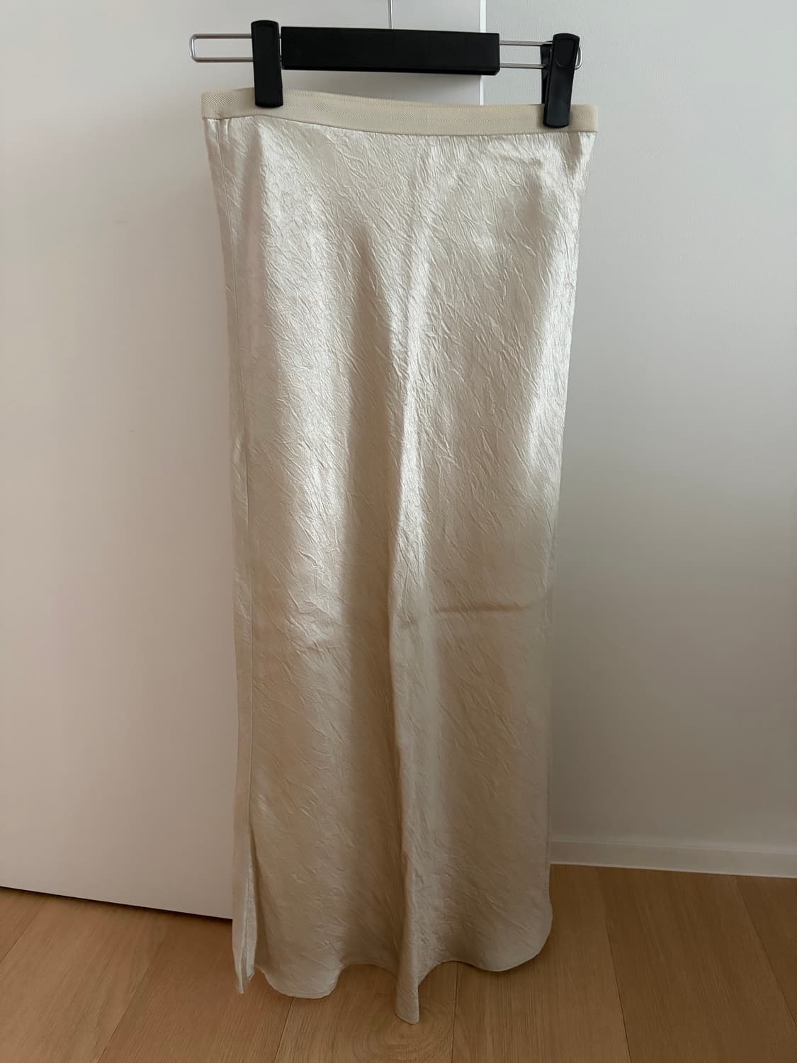 (새상품) urbanic30 satin skirt 실버 베이지 상품이미지1