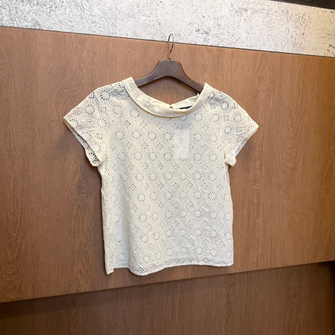 준코시마다 반팔 블라우스 플로럴 아일렛 펀칭 자수 레이스 디테일 아이보리 상품이미지1