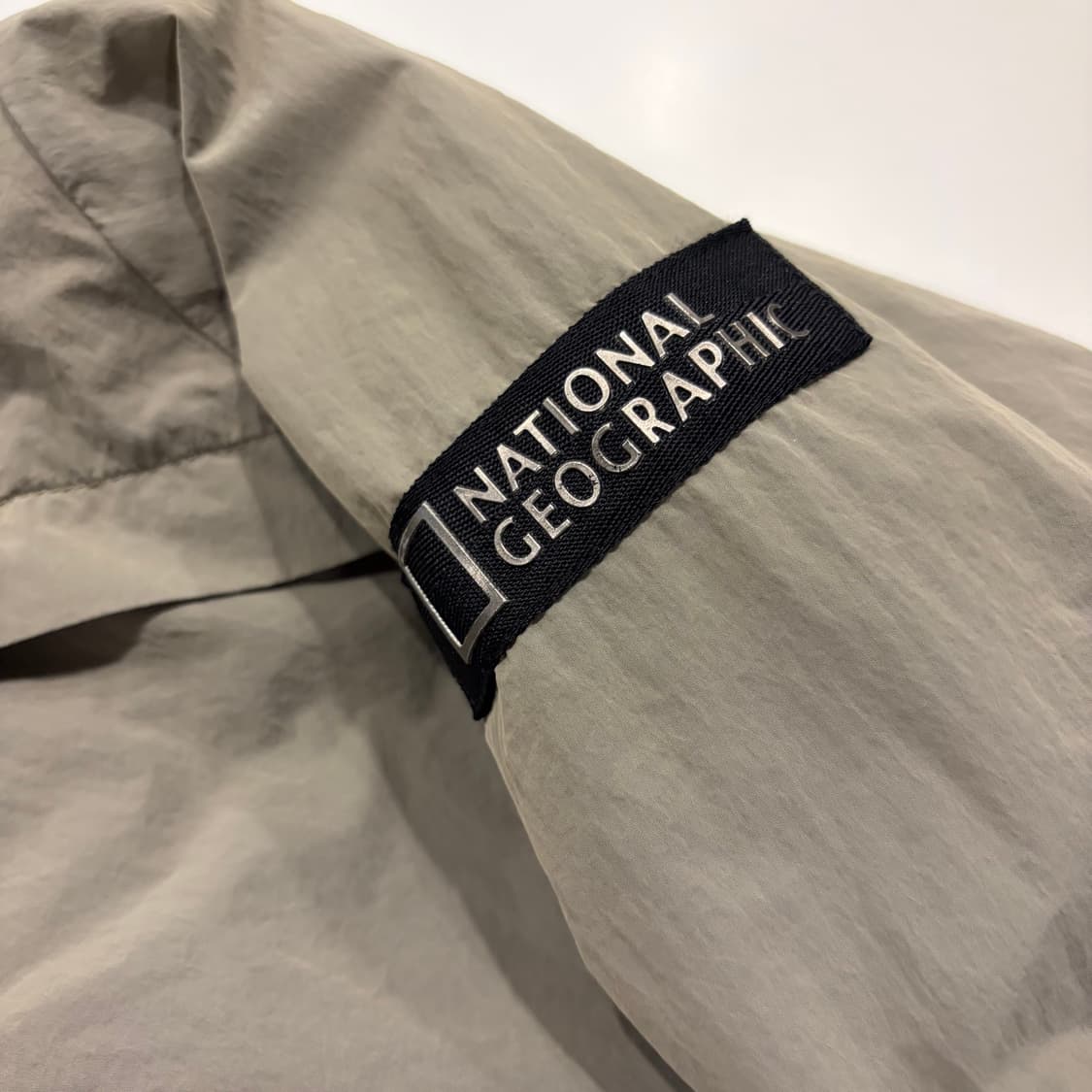 [95] 내셔널지오그래픽 봄버 나일론 바람막이 자켓 카키색 C42 상품이미지4