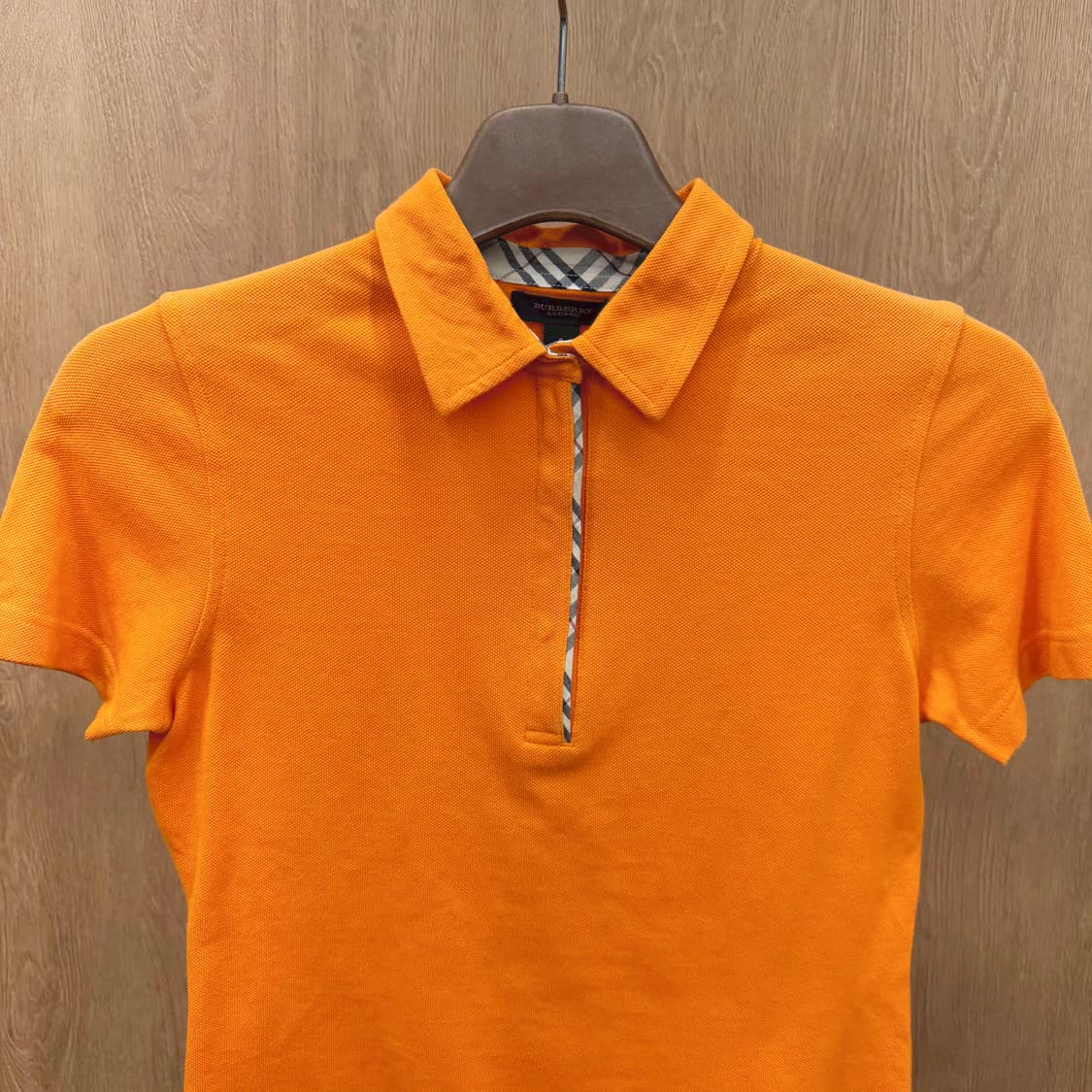 버버리 런던 반팔 티셔츠 카라넥 로고 자수 무지 디테일 슬림핏 오렌지 상품이미지4