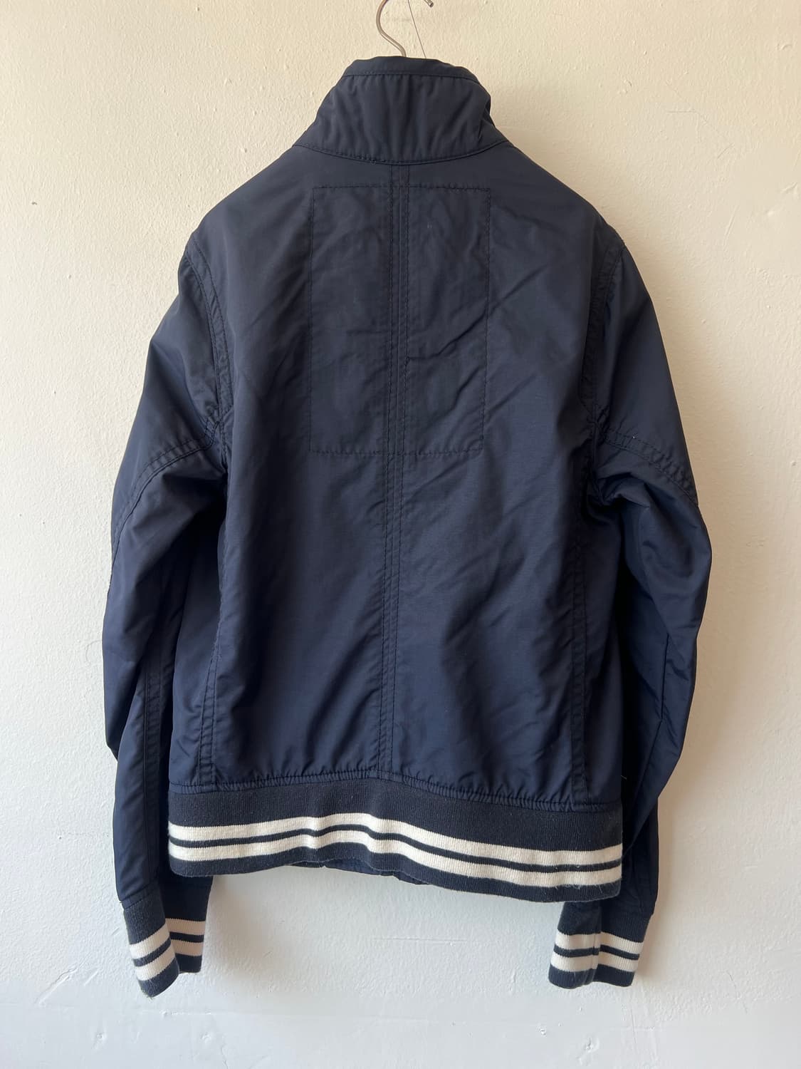 아베크롬비앤피치 남성 네이비 바람막이점퍼 간절기점퍼 상품이미지3