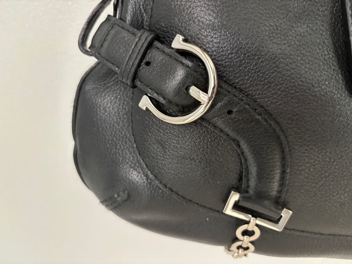 페라가모 간치니 블랙 숄더백 상품이미지4