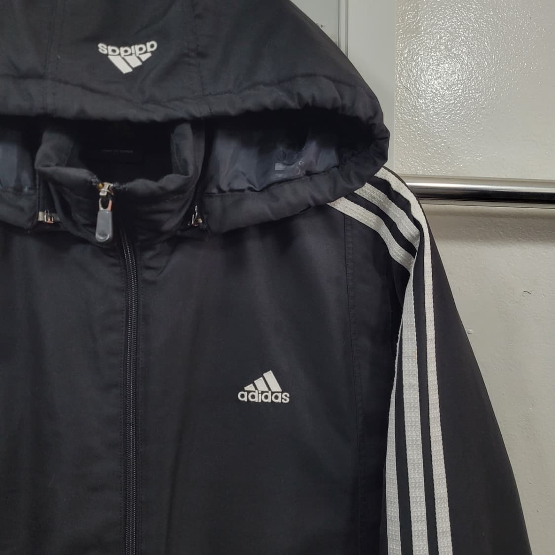 [M] 아디다스 검흰 후드 점퍼 상품이미지4