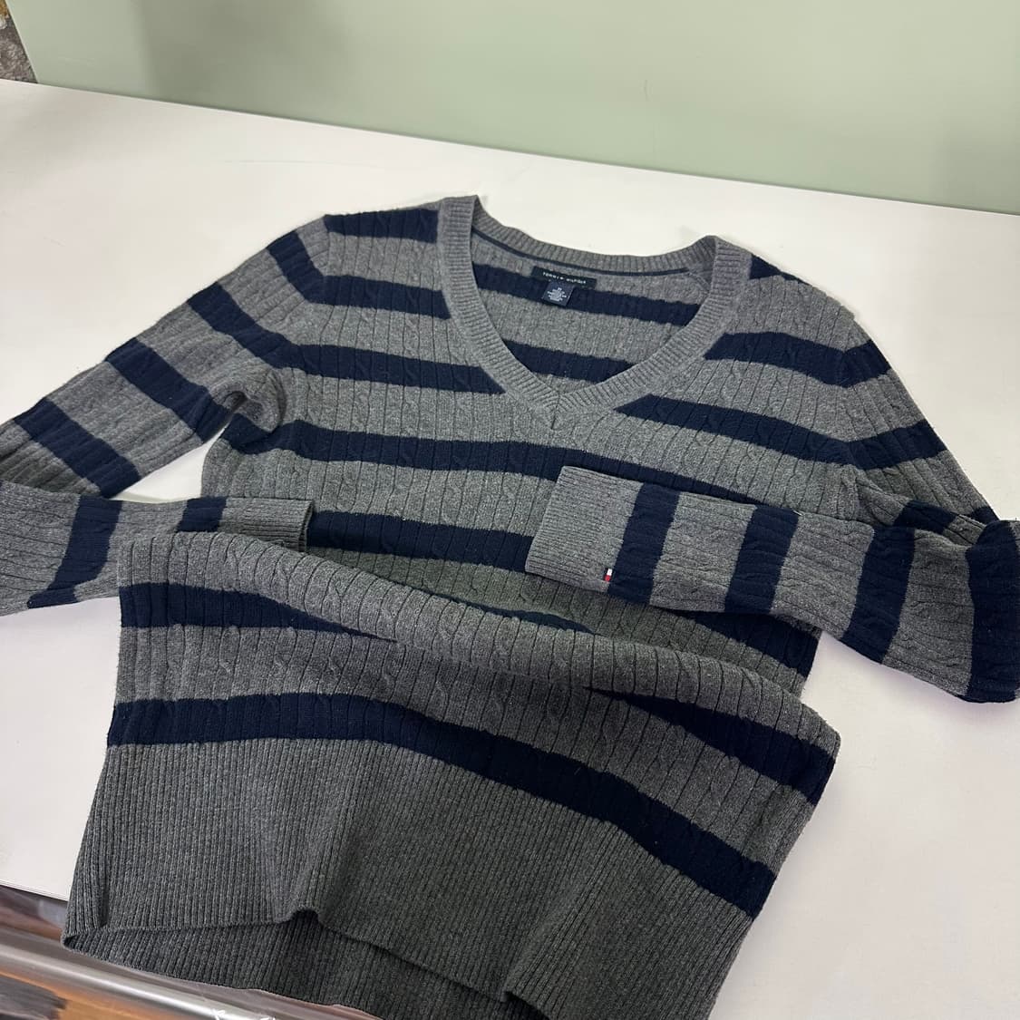 우먼S-M 타미힐피거 손목로고 단가라 브이넥니트 상품이미지1