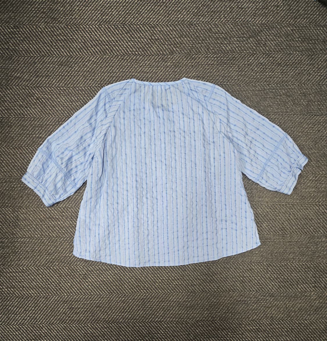 기비 24ss 블루 스트라이프 블라우스 상품이미지2