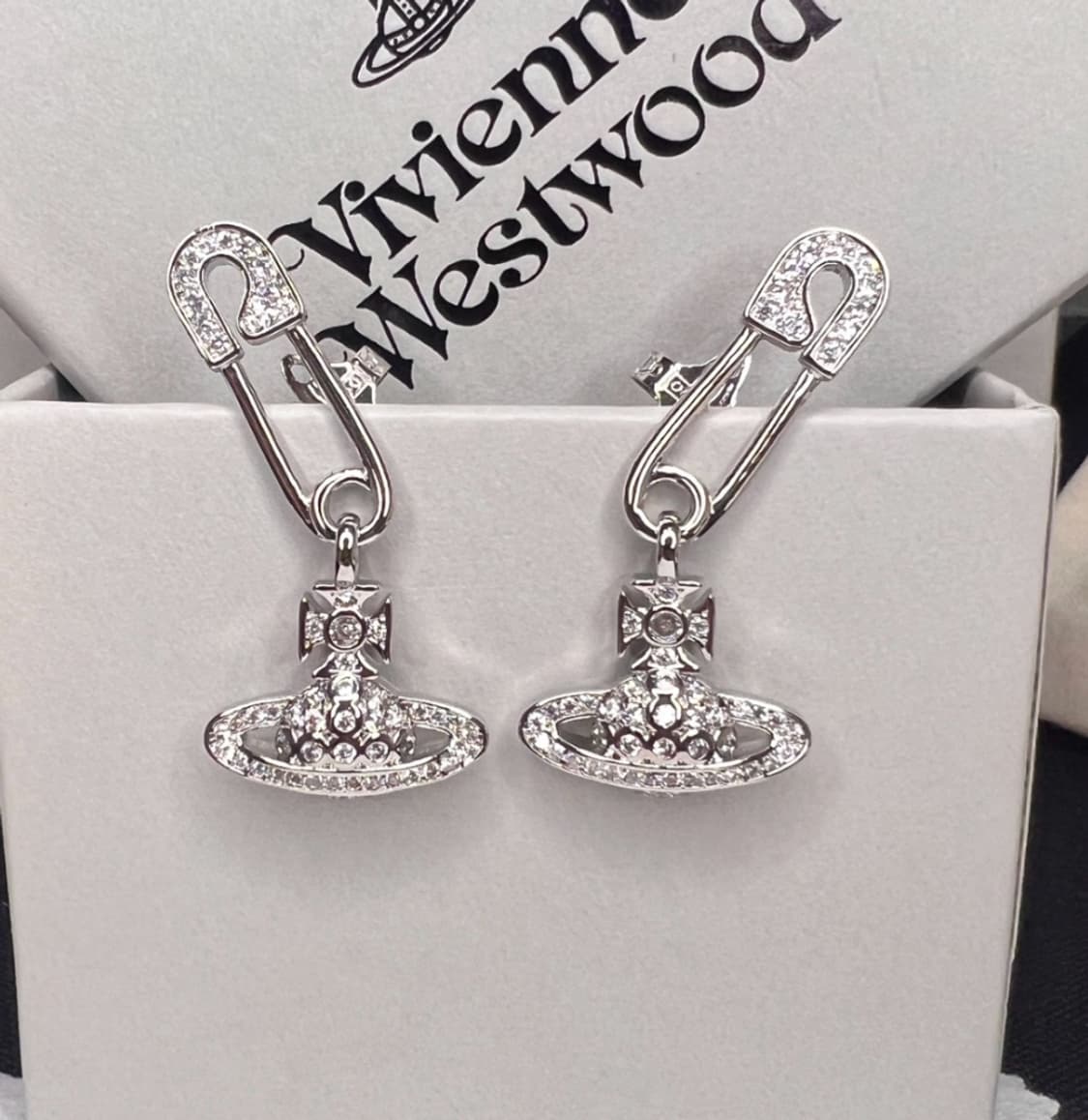 비비안 웨스트우드 아카이브 세이프티핀 클리어 크리스탈 큐빅 드롭 이어링 상품이미지1