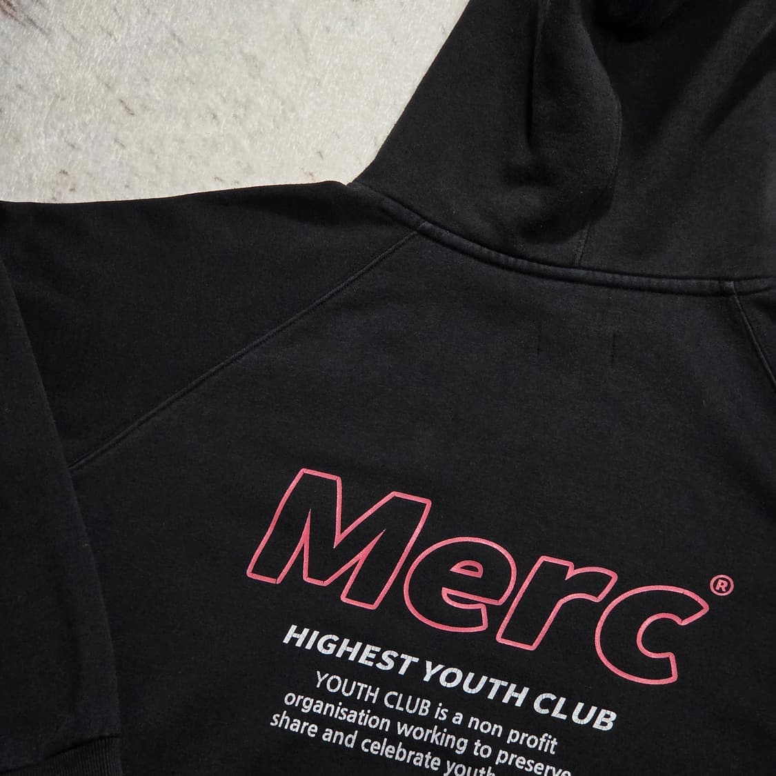 어커버 블랙 후드티 상품이미지2