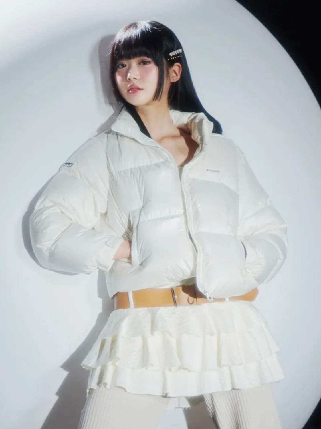 디스커버리 | 여성 반슬리 크롭 고프코어 다운 글로시 크림 95 숏패딩 상품이미지1