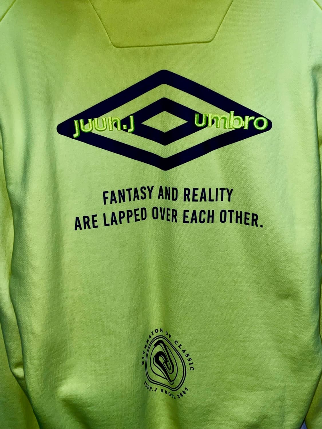 엄브로 X Juun.J 형광 후드티 상품이미지6