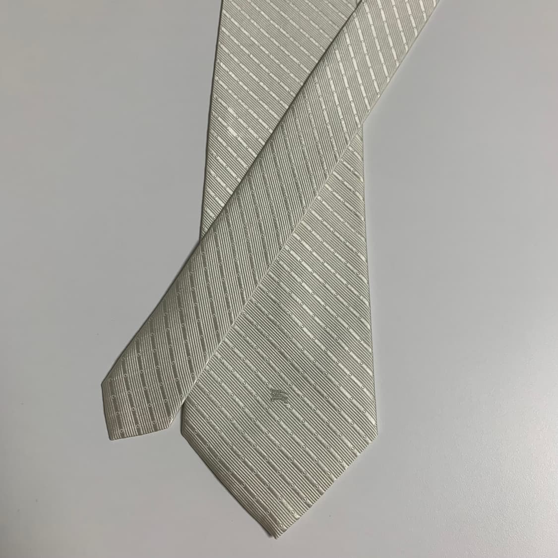 버버리(BURBERRY) 화이트컬러 스트라이프 명품넥타이 심플로고 최상급 상품이미지3