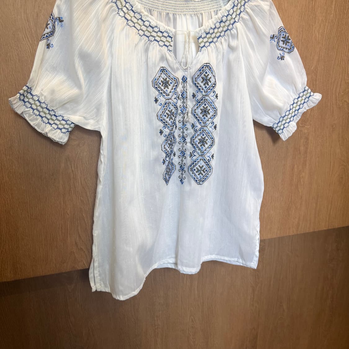 빈티지 반팔 블라우스 보헤미안 자수 스모크 넥라인 디테일 루즈핏 화이트 상품이미지4