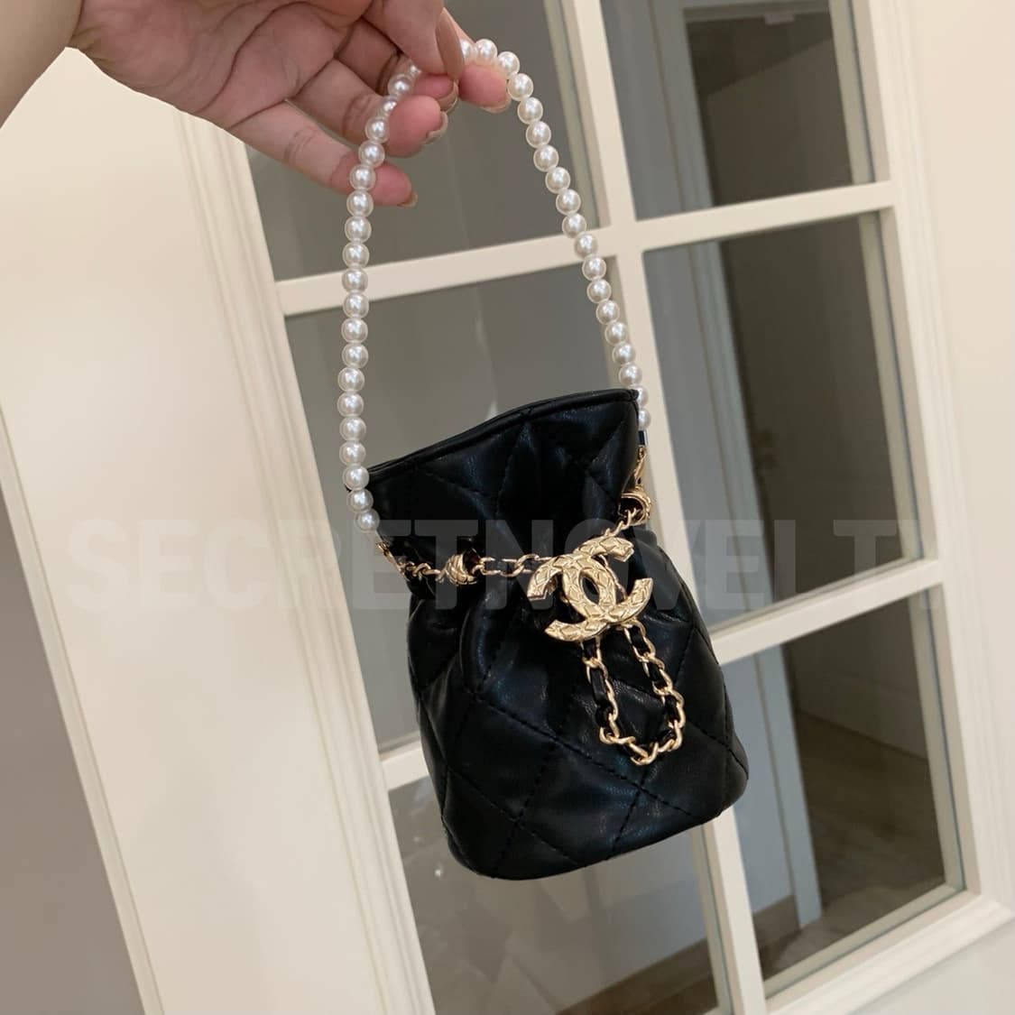 샤넬뷰티 미니 버킷백 진주체인 크로스백 블랙 드로스트링 백 상품이미지9