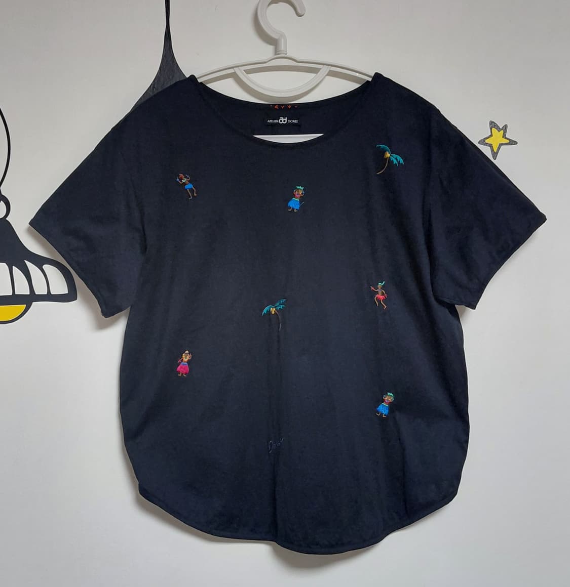 Atelier Doree 하와이안 훌라댄스 자수 블랙 반팔 티셔츠 상품이미지2