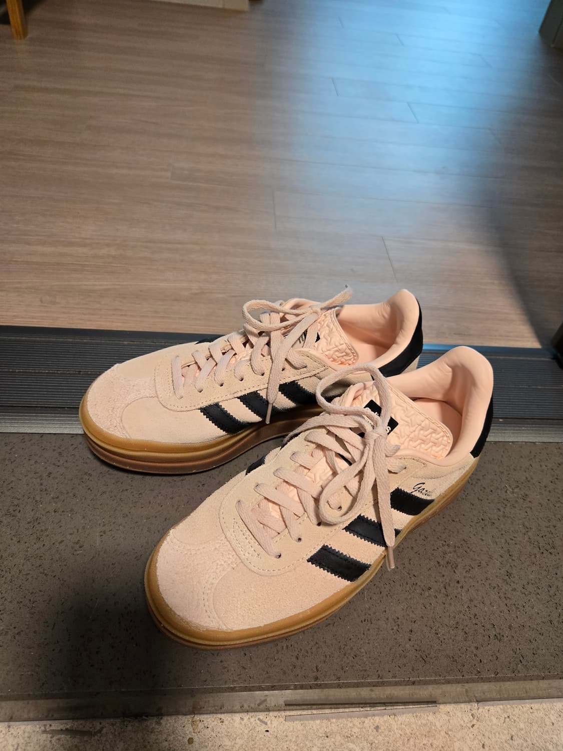 아디다스 가젤 볼드 220 상품이미지1