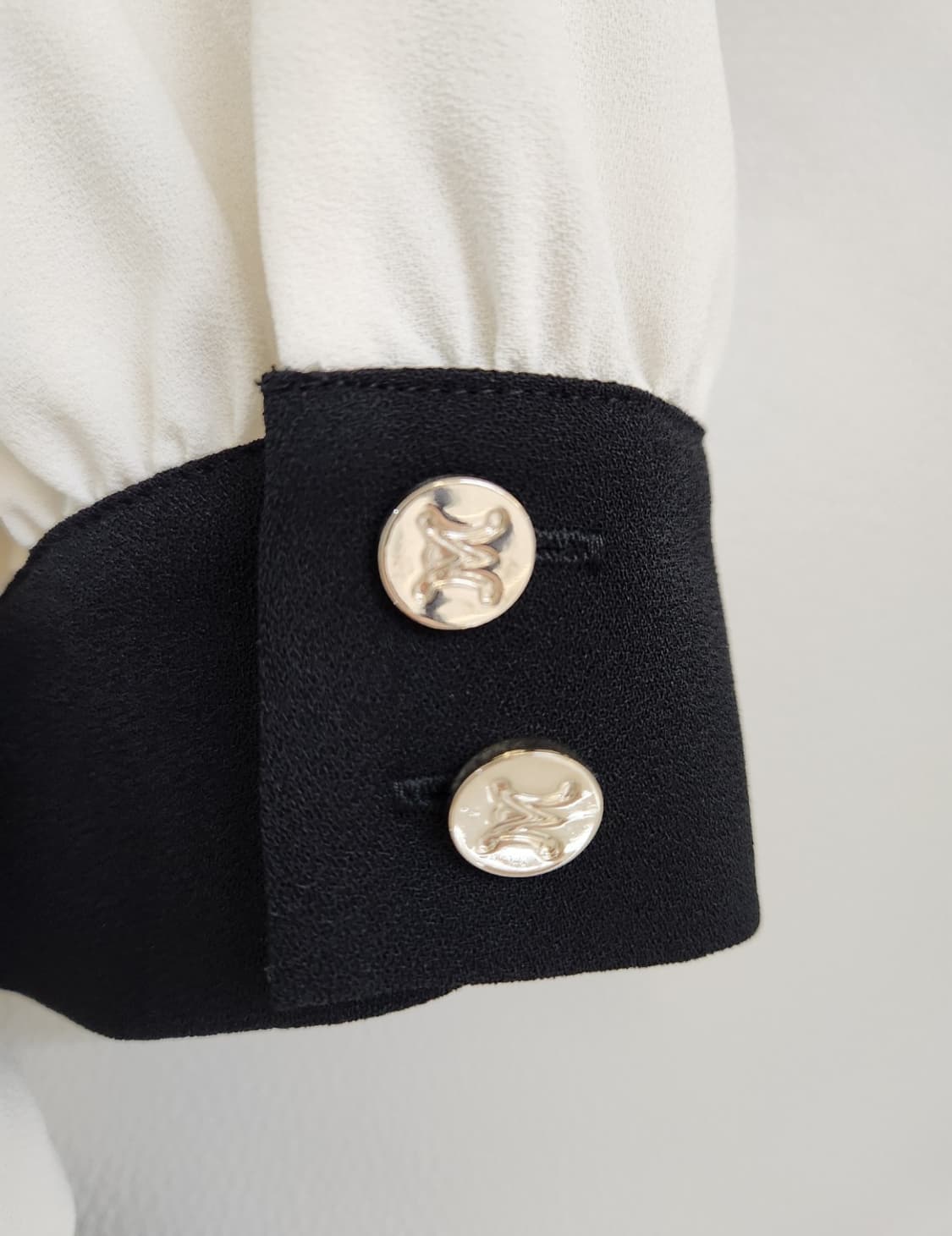 모조에스핀 칼라블록 블라우스 55사이즈 상품이미지5