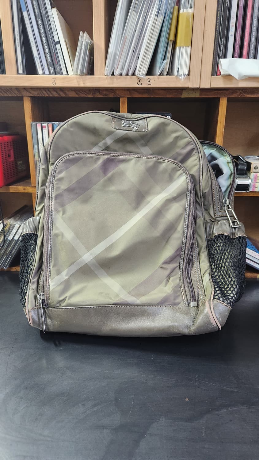 버버리 카키 스몰 백팩 상품이미지1