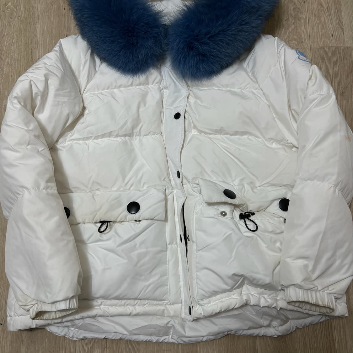 몽클레어 여성 로고 와펜 구스다운 숏패딩 3사이즈  상품이미지3