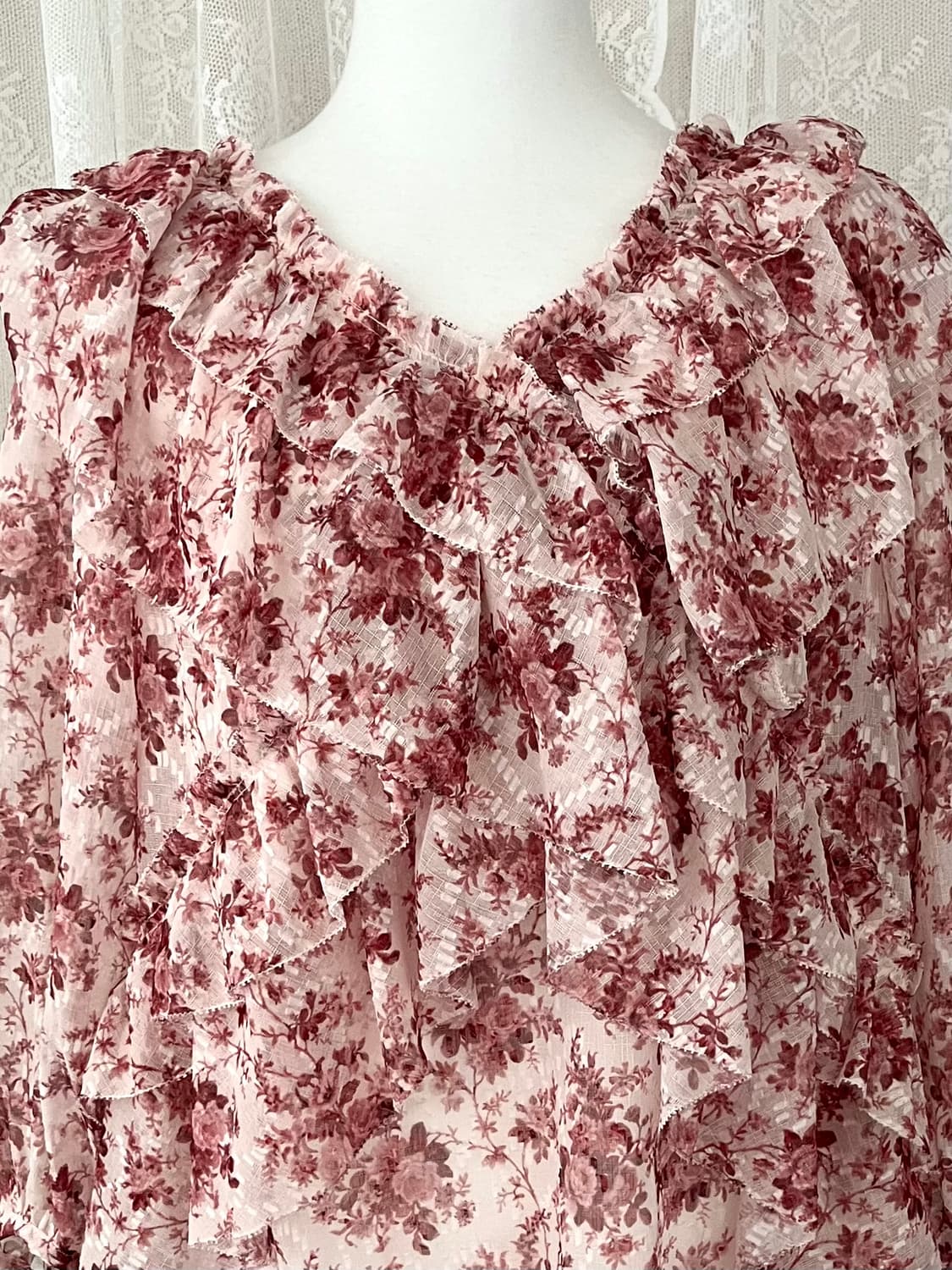 S) 온앤온 플라워 패턴 프릴 블라우스 레드 상품이미지3