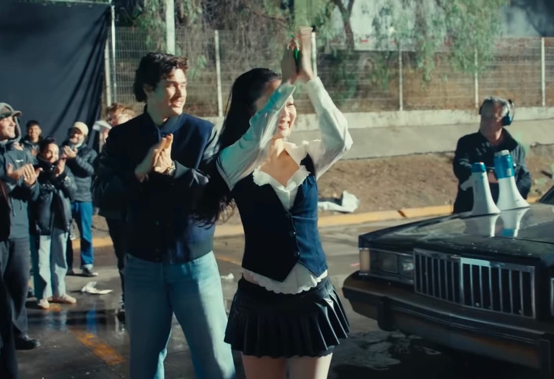 Clover Leaf Neck Blouse Ivory (s) 제니착용 상품이미지4