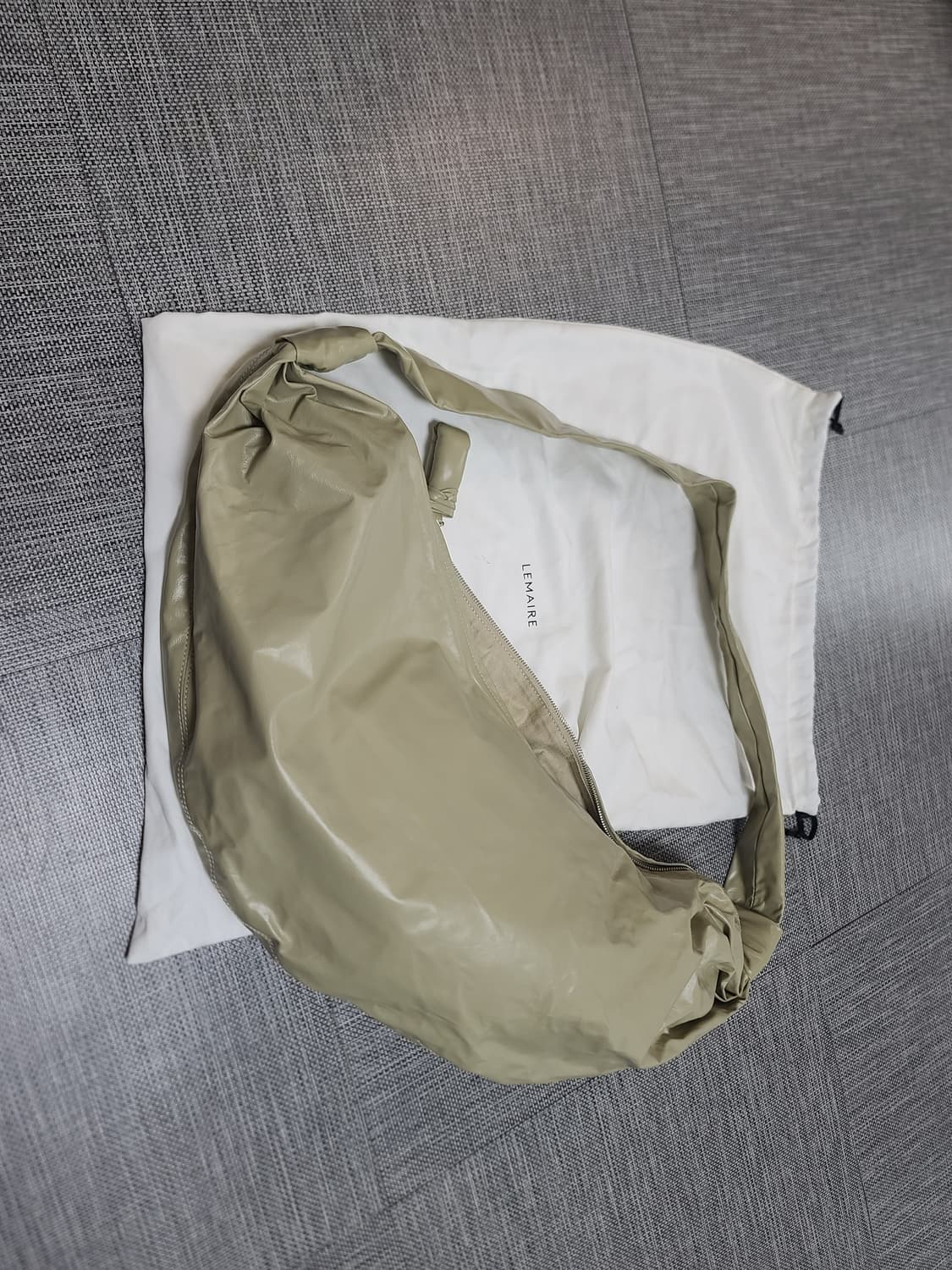 르메르 크루아상백 라지 페이퍼레더 세이지그린 르메르 숄더백 크로스백 상품이미지1