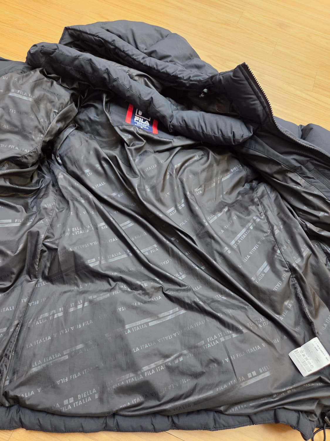 검정색 휠라 패딩 M사이즈입니다. 겉감은 폴리에스터 100%라 가볍고 따 상품이미지5