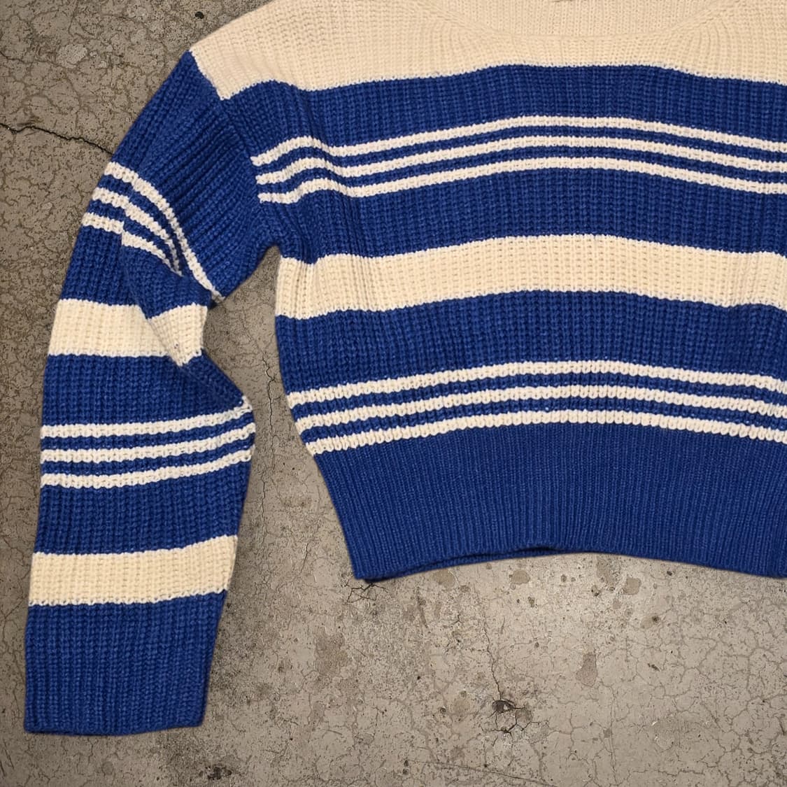 크롭 스타일 라운드넥 스트라이프 니트 스웨터 상품이미지3