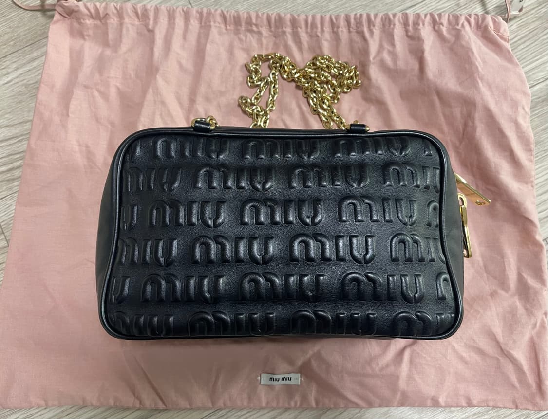 미우미우 엠보싱 로고 블랙 체인백 상품이미지1