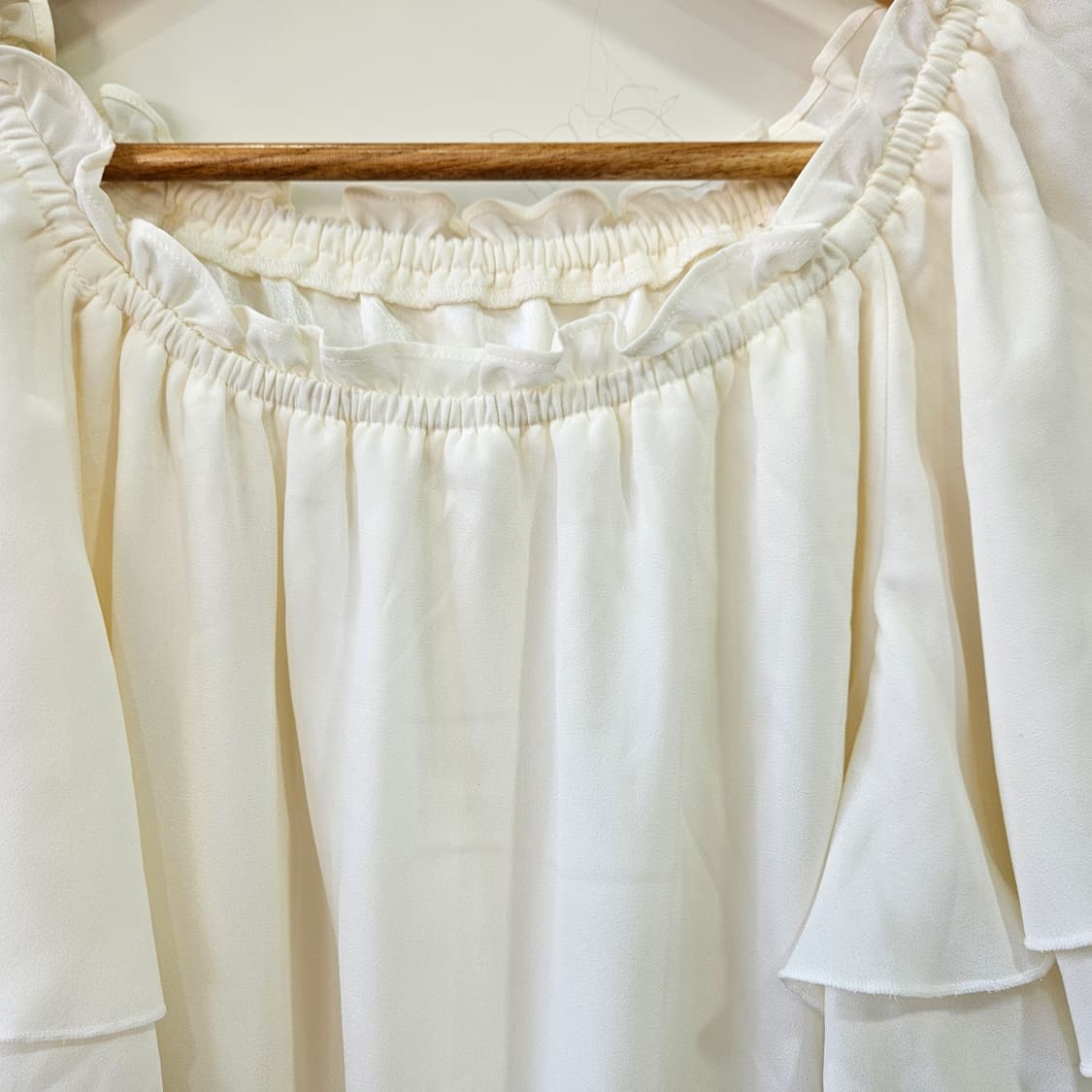 (INGNI) 오프숄더 프릴 블라우스 새상품 상품이미지3