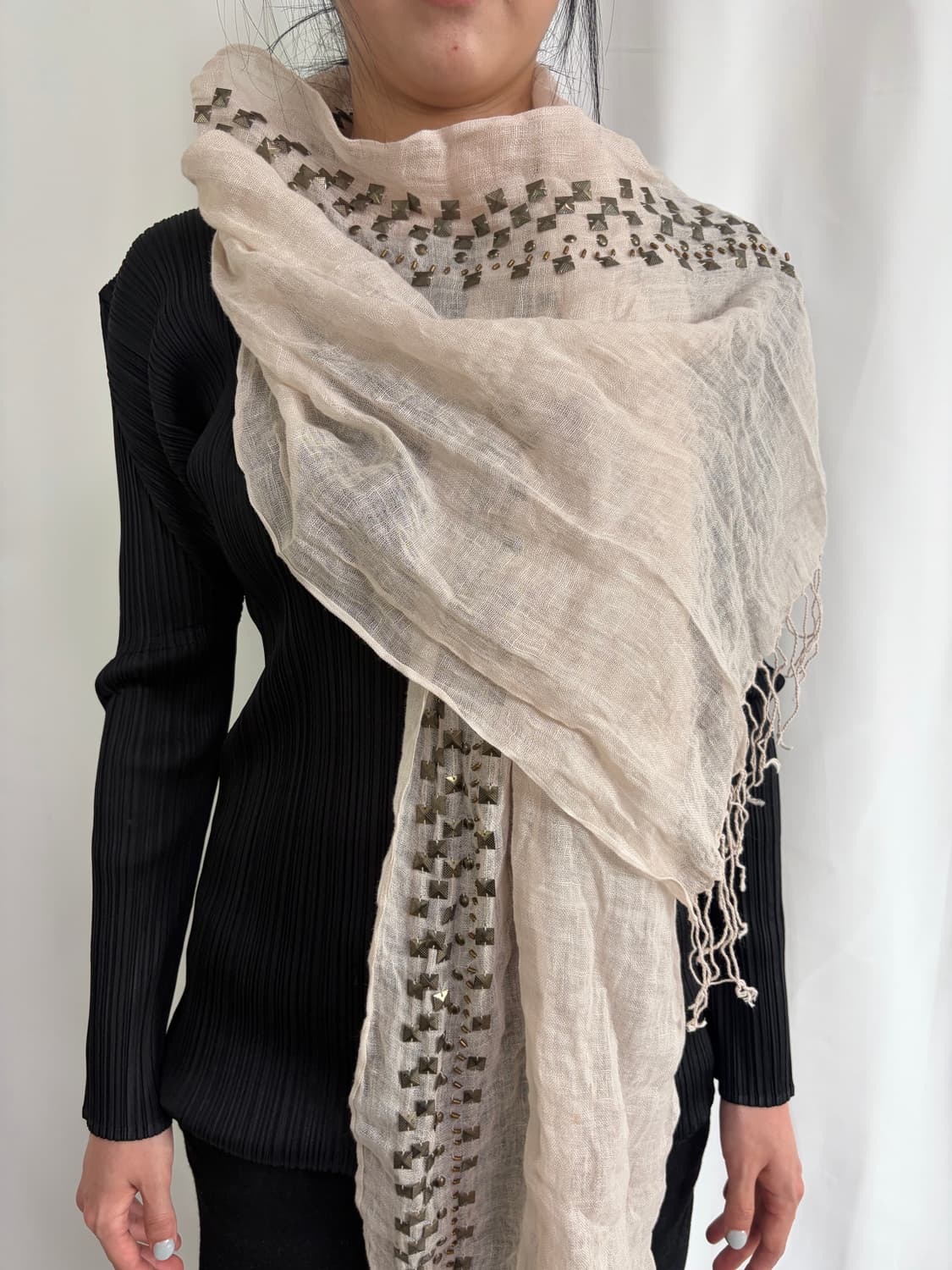 베이지 스터드 숄 스카프 상품이미지2