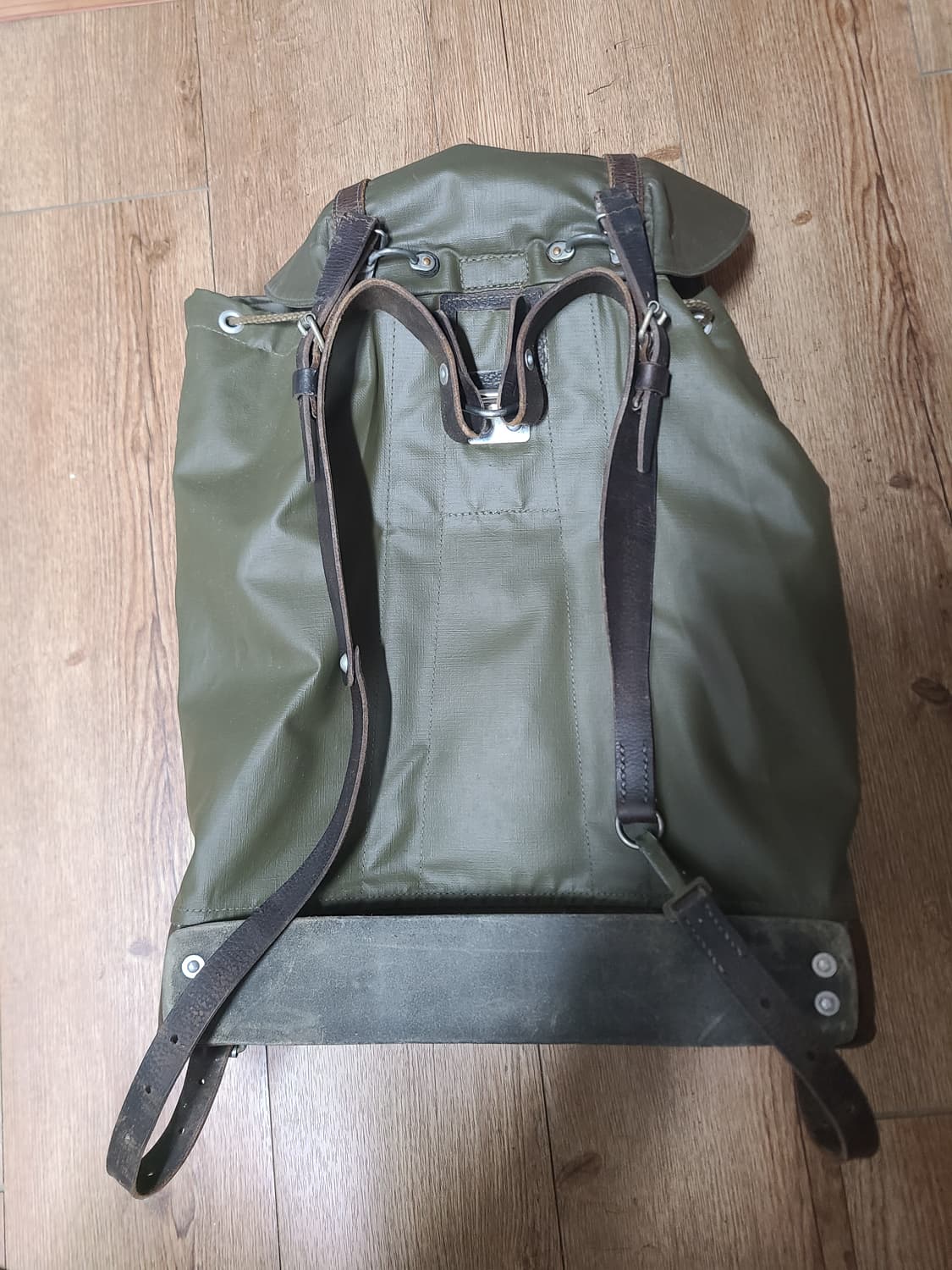 스위스군 고무 코팅 가죽 배낭 상품이미지3