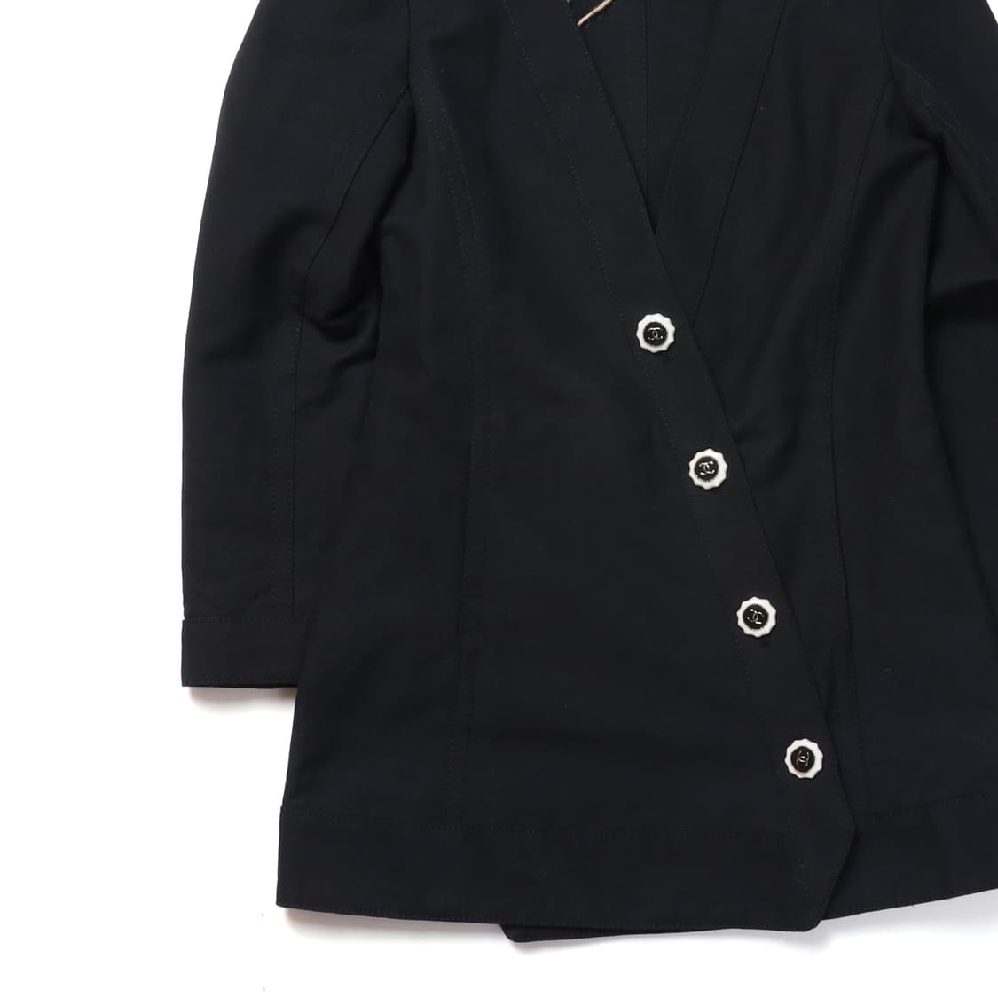 샤넬 Chanel Asymmetric Button Jacket

 상품이미지3