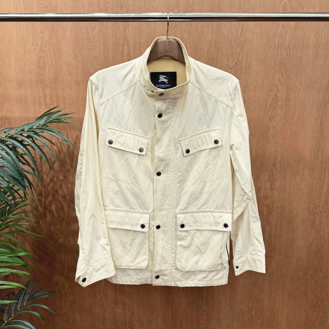 버버리 런던 하이넥 유틸리티 필드 자켓 사이드 벨트 버클 디테일 아이보리 상품이미지1