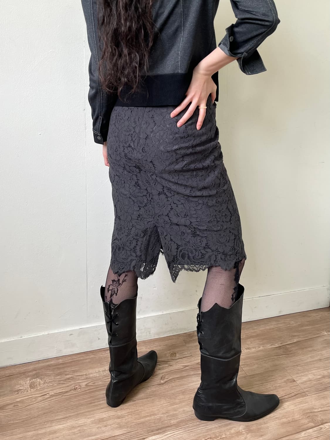 NATURAL BEAUTY BASIC 레이스 차콜 스커트 상품이미지3