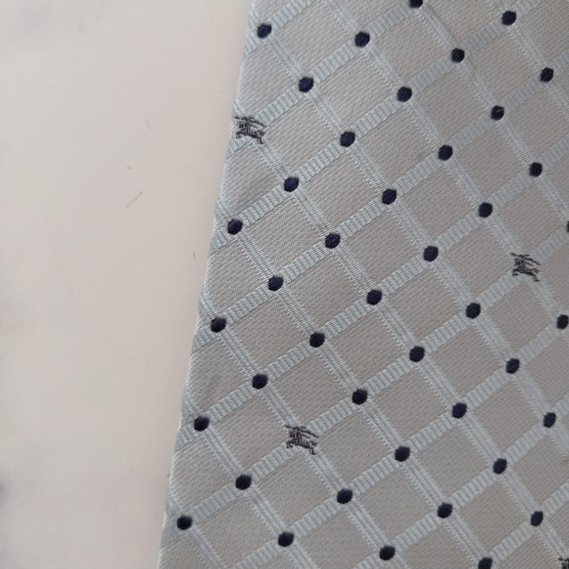 버버리 실크 라이트그레이 체크 도트 넥타이 9.5cm B등급 K1404
 상품이미지6