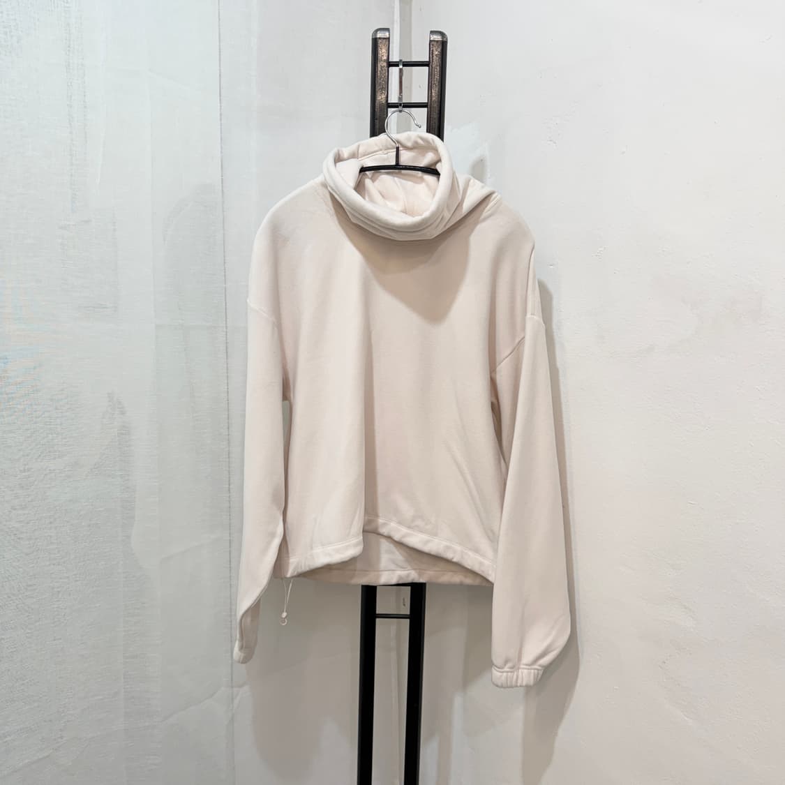 (4)안다르 andar 하이넥 스트링 아이보리 맨투맨 스웻셔츠 4066 상품이미지1