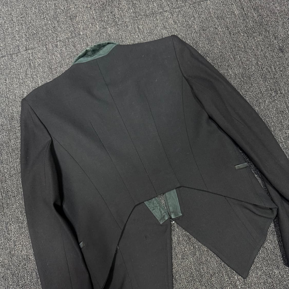 헬무트랭 비대칭 숏 디테일 블레이져 자켓 상품이미지7