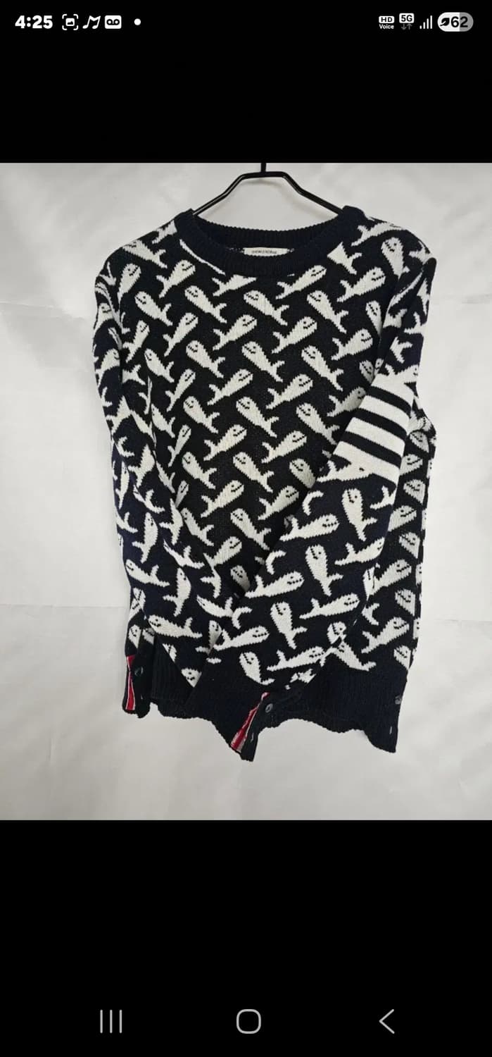 톰브라운 시그니처 아이템인 사선 완장니트 상품이미지3