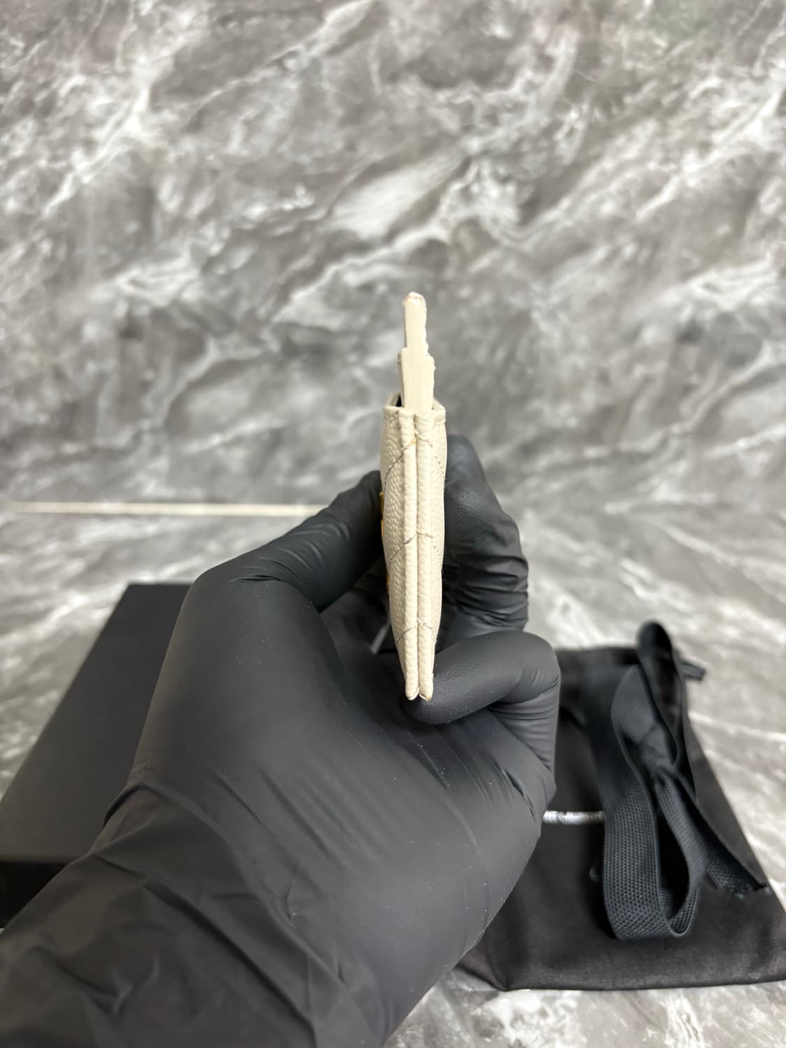 입생로랑 그랑 드 뿌드르 마틀라세 카드지갑 상품이미지4