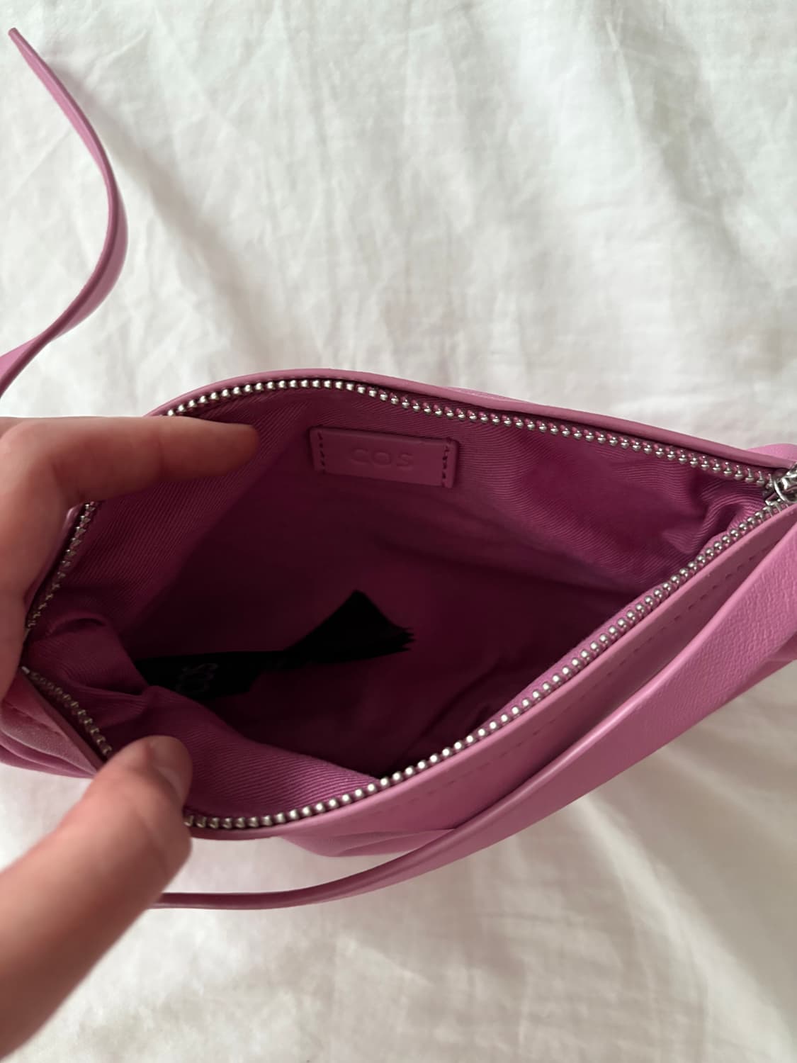 코스 개더드 레더 숄더백 핑크 상품이미지4