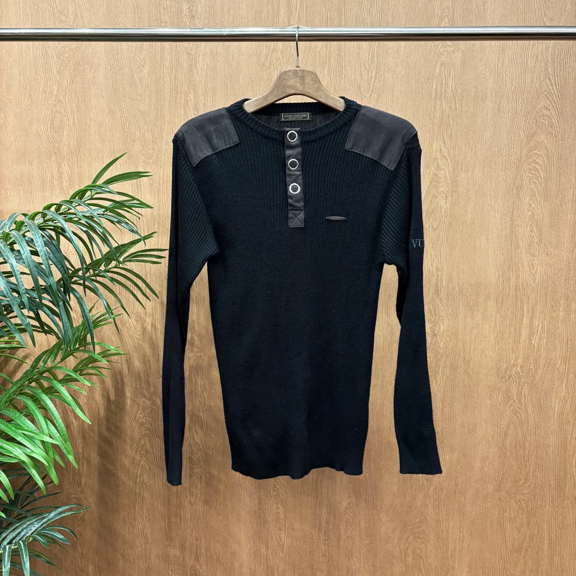 루이비통 긴팔 니트 숄더 레더 패치 소매 로고 자수 메탈 디테일 블랙 상품이미지1