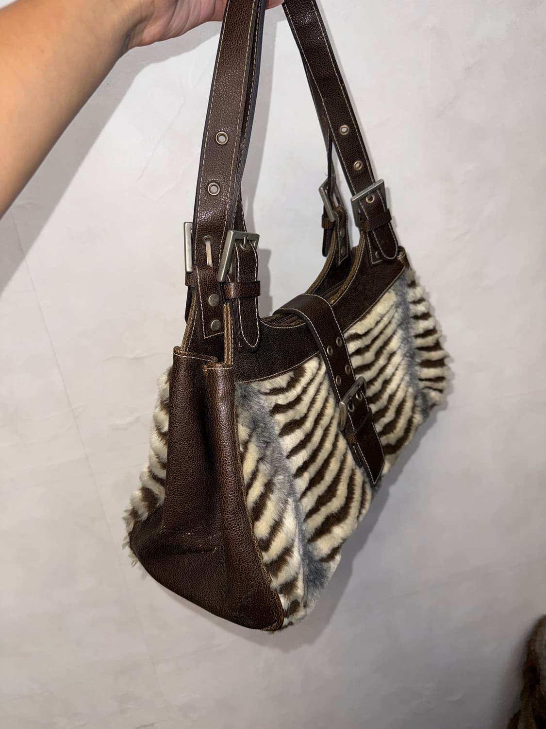 Brown y2k fur buckle shoulder bag 상품이미지3