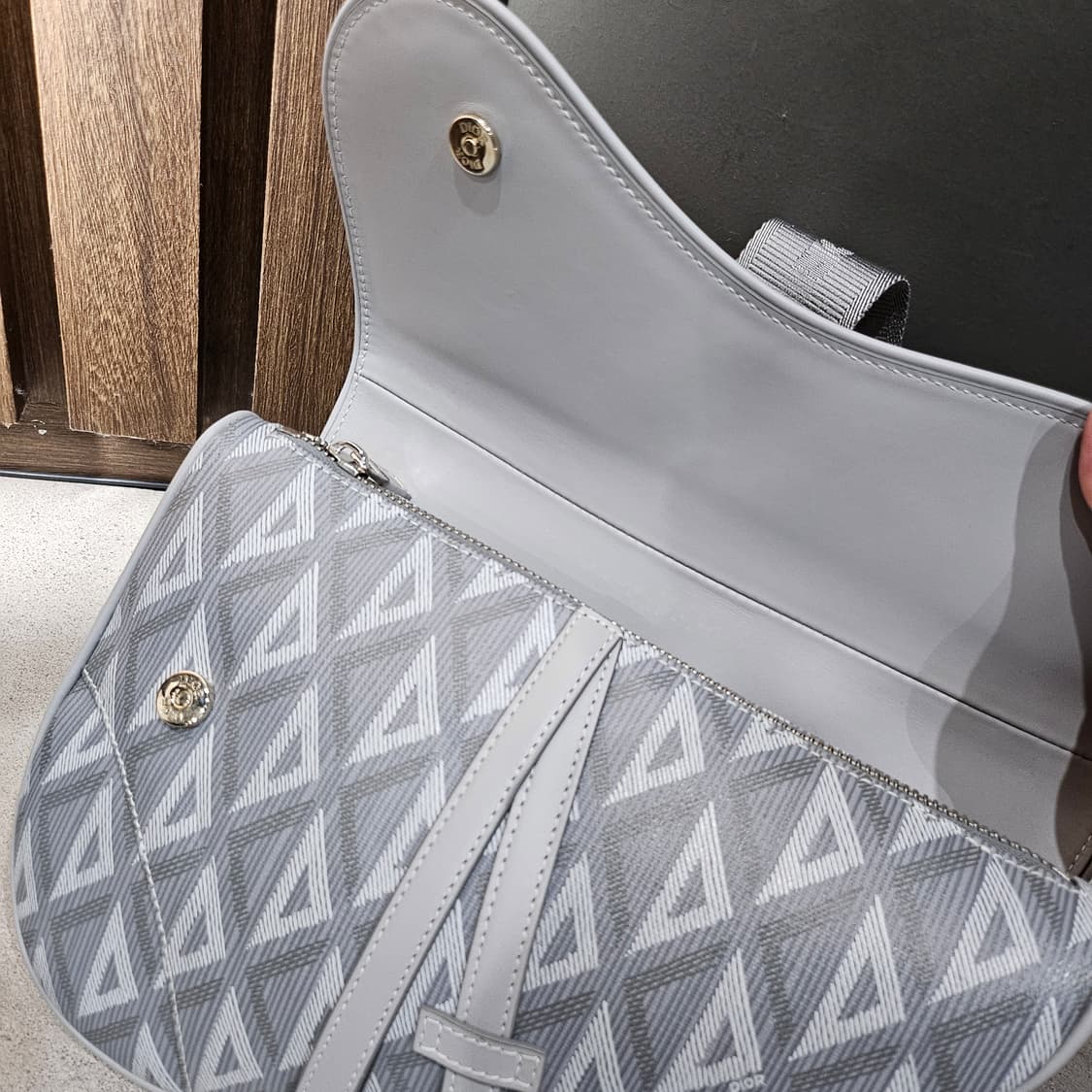 디올 새들백 CD 다이아몬드 캔버스 스무스 카프스킨 그레이 새들백 상품이미지6