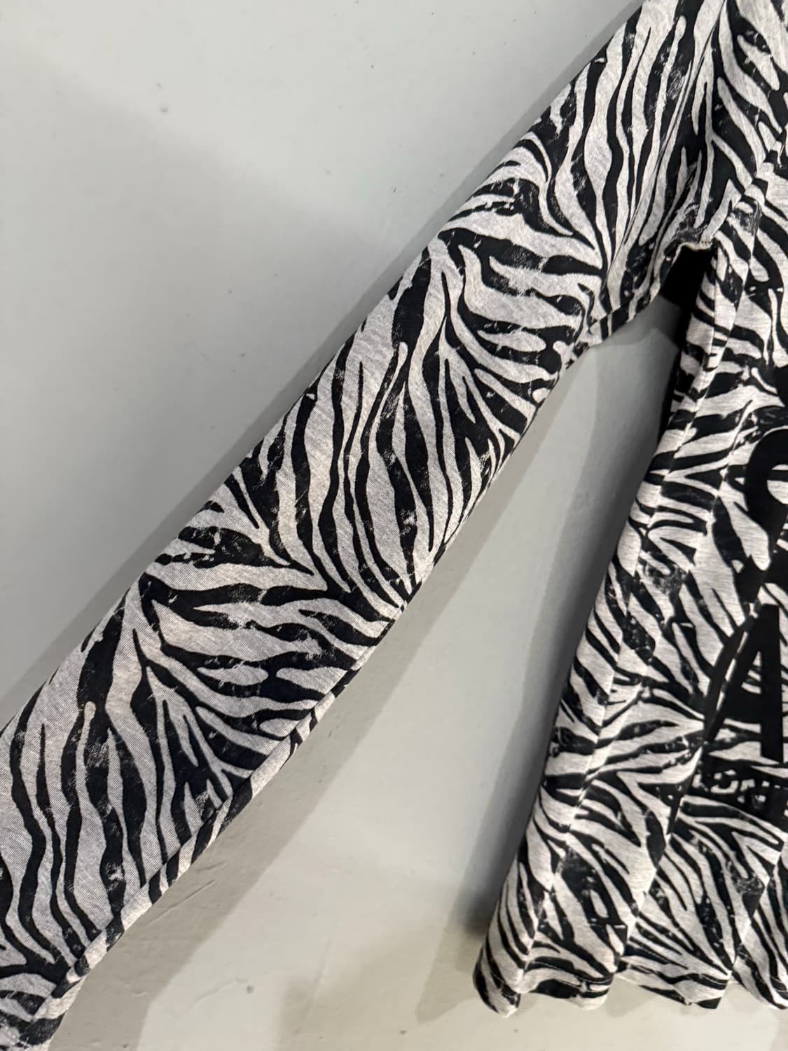 zebra pattern lettering long sleeve 상품이미지6
