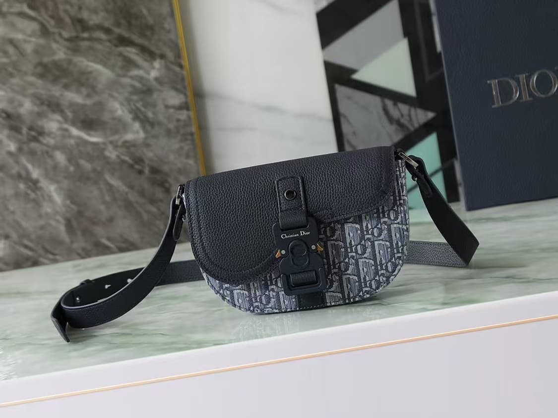 디올 새들 스트랩 파우치 그레인드 카프스킨 베이지 & 블랙 상품이미지1