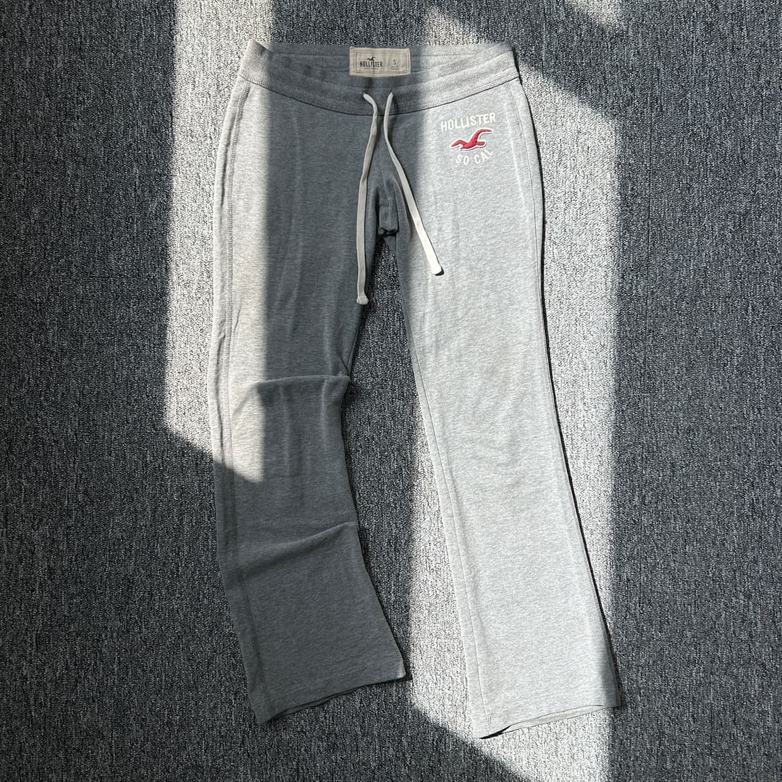 홀리스터 로우라이즈 부츠컷 그레이 트레이닝 팬츠 상품이미지1