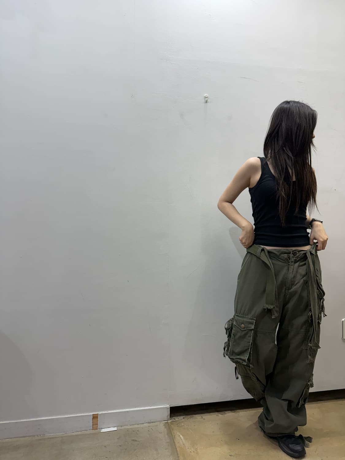 스트랩 디테일 멀티포켓 카고팬츠 상품이미지4