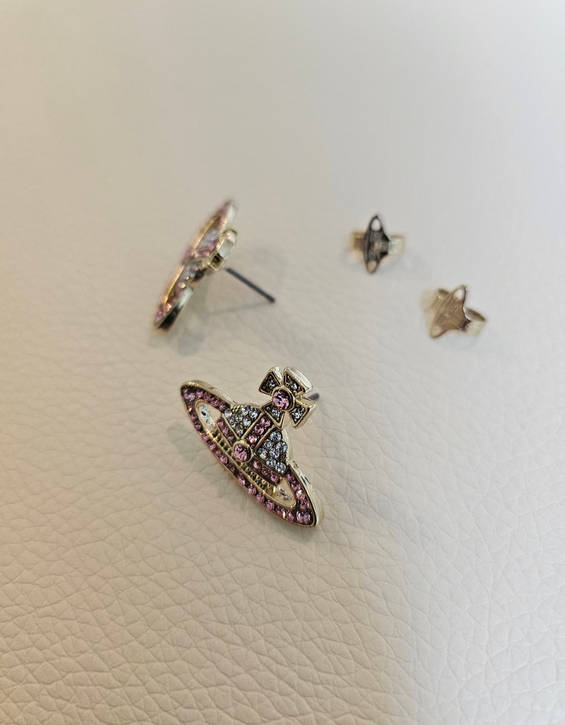 비비안웨스트우드 업사이클링 핑크큐빅 귀걸이 상품이미지4