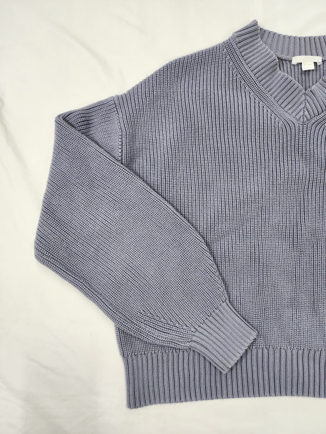 코스 브이넥 가오리핏 니트 상품이미지6